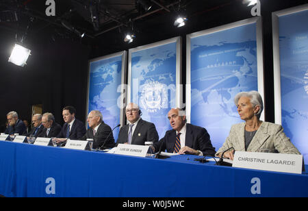 Von rechts nach links, der Geschäftsführende Direktor des IWF, Christine Lagarde, die spanische Ministerin für Wirtschaft und Wettbewerbsfähigkeit Luis De Guindos, französischer Finanzminister Michel Sapin, Bundesfinanzminister Dr. Wolfgang Schäuble, britischen Finanzminister George Osborne, italienische Finanzminister Pier Carlo Padoan und Generalsekretär, Organisation für wirtschaftliche Zusammenarbeit und Entwicklung Jose Angel Gurria halten eine Pressekonferenz über die Ankündigung einer Gemeinsamen Maßnahme zur Bekämpfung von Steuerbetrug und Geldwäsche während der Frühjahrstagung des Internationalen Währungsfonds und der Weltbank Gruppe in Washington, D.C. am 14. April, 2. Stockfoto