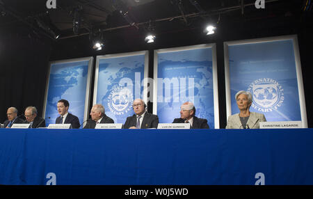 Von rechts nach links, der Geschäftsführende Direktor des IWF, Christine Lagarde, die spanische Ministerin für Wirtschaft und Wettbewerbsfähigkeit Luis De Guindos, französischer Finanzminister Michel Sapin, Bundesfinanzminister Dr. Wolfgang Schäuble, britischen Finanzminister George Osborne, italienische Finanzminister Pier Carlo Padoan und Generalsekretär, Organisation für wirtschaftliche Zusammenarbeit und Entwicklung Jose Angel Gurria halten eine Pressekonferenz über die Ankündigung einer Gemeinsamen Maßnahme zur Bekämpfung von Steuerbetrug und Geldwäsche während der Frühjahrstagung des Internationalen Währungsfonds und der Weltbank Gruppe in Washington, D.C. am 14. April, 2. Stockfoto