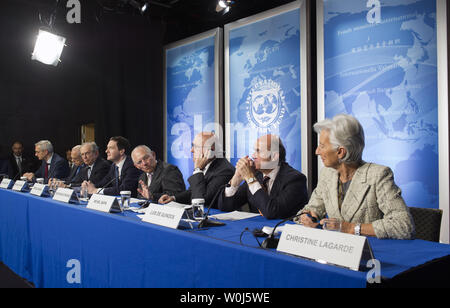 Von rechts nach links, der Geschäftsführende Direktor des IWF, Christine Lagarde, die spanische Ministerin für Wirtschaft und Wettbewerbsfähigkeit Luis De Guindos, französischer Finanzminister Michel Sapin, Bundesfinanzminister Dr. Wolfgang Schäuble, britischen Finanzminister George Osborne, italienische Finanzminister Pier Carlo Padoan und Generalsekretär, Organisation für wirtschaftliche Zusammenarbeit und Entwicklung Jose Angel Gurria halten eine Pressekonferenz über die Ankündigung einer Gemeinsamen Maßnahme zur Bekämpfung von Steuerbetrug und Geldwäsche während der Frühjahrstagung des Internationalen Währungsfonds und der Weltbank Gruppe in Washington, D.C. am 14. April, 2. Stockfoto