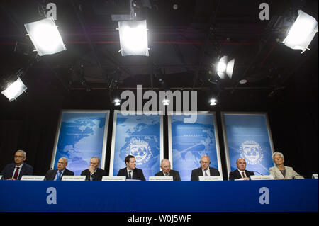 Von rechts nach links, der Geschäftsführende Direktor des IWF, Christine Lagarde, die spanische Ministerin für Wirtschaft und Wettbewerbsfähigkeit Luis De Guindos, französischer Finanzminister Michel Sapin, Bundesfinanzminister Dr. Wolfgang Schäuble, britischen Finanzminister George Osborne, italienische Finanzminister Pier Carlo Padoan und Generalsekretär, Organisation für wirtschaftliche Zusammenarbeit und Entwicklung Jose Angel Gurria halten eine Pressekonferenz über die Ankündigung einer Gemeinsamen Maßnahme zur Bekämpfung von Steuerbetrug und Geldwäsche während der Frühjahrstagung des Internationalen Währungsfonds und der Weltbank Gruppe in Washington, D.C. am 14. April, 2. Stockfoto