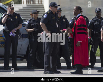 NAACP Präsident Cornell William Brooks ist von der Capitol Hill Polizei während der Kundgebung auf dem US Capitol Gebäude, wie sie für Campaign finance Reform und Restauration des Voting Rights Act Rallye, in Washington, DC, am 18. April 2016. Die Veranstaltung, die von der Gruppe der Demokratie Erwachen genannt Bürger wehren gegen business as usual in Washington, D.C. gehalten, 'Foto von Kevin Dietsch/UPI Stockfoto