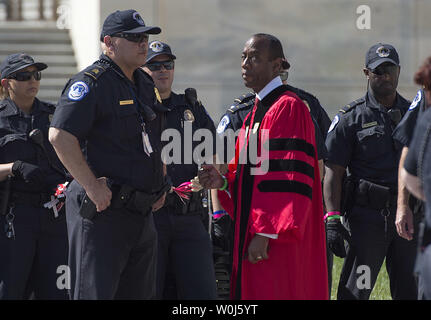 NAACP Präsident Cornell William Brooks ist von der Capitol Hill Polizei während der Kundgebung auf dem US Capitol Gebäude, wie sie für Campaign finance Reform und Restauration des Voting Rights Act Rallye, in Washington, DC, am 18. April 2016. Die Veranstaltung, die von der Gruppe der Demokratie Erwachen genannt Bürger wehren gegen business as usual in Washington, D.C. gehalten, 'Foto von Kevin Dietsch/UPI Stockfoto