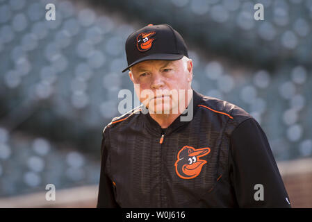 Baltimore Orioles Manager Buck Showalter wird auf dem Feld während der schlagenden Praxis gesehen vor seinem Spiel gegen die Toronto Blue Jays am Orioles Park at Camden Yards, Baltimore, Maryland am 20. April 2016. Foto von Kevin Dietsch/UPI Stockfoto