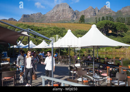 Open air Alfresco Dining Restaurant befindet sich ein kleiner See, mit Blick auf den Helderberg Berge im Hidden Valley Wine Estate in Stellenbosch, Cape Stockfoto