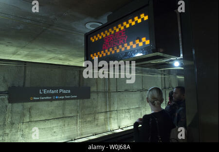 Ein service Verzögerung Zeichen ist im L'Enfant Plaza Station in Washington, D.C. am 9. Mai 2016 gesehen. Metro hat große Pläne zu rehab die Neuerstellung des Systems nach Jahren der Vernachlässigung, die einzelne Tracking und Streckenstilllegungen zu Tage tritt und verkündet, und Wochen zu einer Zeit. Foto von Kevin Dietsch/UPI Stockfoto