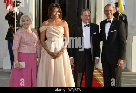 Us-Präsident Barack Obama (R) und der First Lady Michelle Obama (2., L) Willkommen Schwedens Ministerpräsident Stefan Lofven (2., R) und seine Frau Ulla Lofven, für ein Abendessen der Nordischen Führer, im Weißen Haus, 13. Mai 2016 in Washington, DC. Foto von Mike Theiler/UPI Stockfoto