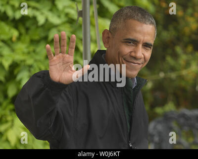 Us-Präsident Barack Obama Wellen in der Presse, als er fährt das Weiße Haus für seine einwöchige Reise nach Japan und Vietnam, 21. Mai 2016 in Washington, DC. Obama ist der erste US-Präsident, Hiroshima, Japan zu besuchen und auf nach Hanoi fahren. Foto von Mike Theiler/UPI Stockfoto