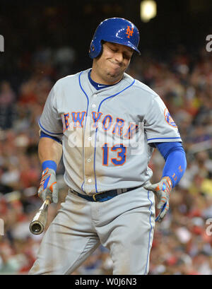 New York Mets shortstop Asdrubal Cabrera (13) reagiert nach dem Markanten im sechsten Inning gegen die Washington Nationals an den Angehörigen Park in Washington D.C. am 24. Mai 2016. Foto von Kevin Dietsch/UPI Stockfoto