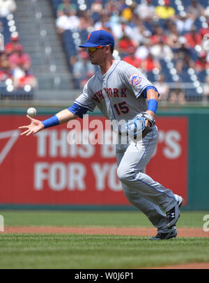 New York Mets shortstop Matt Reynolds (15) Bommeln den Ball wie er versucht zu Feld eine Single von Washington Nationals zweiter Basisspieler Daniel Murphy bei Nationals Park in Washington D.C., traf am 25. Mai 2016. Foto von Kevin Dietsch/UPI Stockfoto