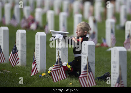 Christian Jacobs, 5, besucht das Grab seines Vaters Marine Sgt. Christopher Jacobs auf dem Arlington National Cemetery am Memorial Day in Arlington, Virginia, 30. Mai 2016. Jacobs starb in einem Training im Jahr 2011. Foto von Kevin Dietsch/UPI Stockfoto