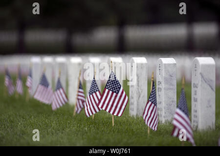 Gräber sind mit amerikanischen Fahnen auf dem Arlington National Cemetery am Memorial Day in Arlington, Virginia, 30. Mai 2016 eingerichtet. Foto von Kevin Dietsch/UPI Stockfoto