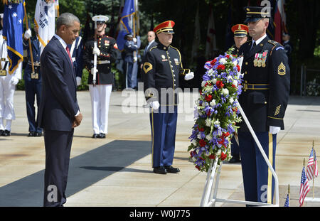 Us-Präsident Barack Obama (L) beugt seinen Kopf in Ruhe nach einer Kranzniederlegung am Grab des unbekannten Soldaten auf dem Arlington National Cemetery, Arlington, Virginia, am Memorial Day, 30. Mai 2016, in der Nähe von Washington, DC. Obama würdigte militärischen Service Mitglieder der Nation, die gefallen sind. Foto von Mike Theiler/UPI Stockfoto