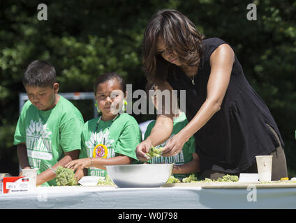 First Lady Michelle Obama macht Salate mit mit Schulkindern im Weißen Haus Küche Garten, in Washington D.C. in Washington D.C. am 6. Juni 2016. Die erste Dame eingeladen, Schule Kinder aus um dem Land zu helfen, die Ernte, das Weiße Haus Küche Garten und über gesunde Ernährung lernen. Foto von Kevin Dietsch/UPI Stockfoto