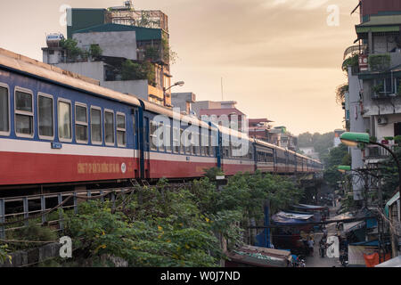 Hanoi, Vietnam: Sep 10 2017: Zug, der auf alten Bahnhof an der Long Bien Brücke station mit Markt der Gemeinschaft Stockfoto