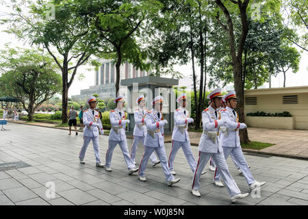 Hanoi, Vietnam: 12.September 2017: Soilders Militärparade in Ho Chi Minh Mausoleum, großes Gebäude in der Mitte der Ba Dinh Square gelegen Stockfoto