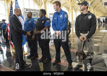 Homeland Security Jeh Johnson begrüßt Mitglieder der theTransportation Security Administration (TSA) nach dem Gespräch über den Erfolg der jüngsten Maßnahmen der TSA zu Wartezeiten für Security Screenings reduzieren und gleichzeitig die Sicherheit während einer Pressekonferenz an der Ronald Reagan Washington National Airport in Arlington, Virginia, am 7. September 2016. Foto von Kevin Dietsch/UPI Stockfoto