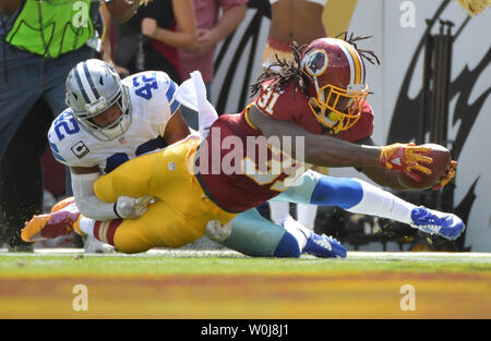 Washington Redskins zurück läuft, Matt Jones (31) Tauchgänge für einen 14 Yard Touchdown im zweiten Quartal bei FedEx Field in Landover, Maryland am 18. September 2016. Foto von Kevin Dietsch/UPI Stockfoto