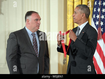 Präsident Barack Obama Auszeichnungen der nationalen Geistes- Medaille zu Chef Jose Andres während einer Zeremonie im Weißen Haus in Washington, D.C. am 22. September 2016. Obama verliehen die Verleihung des 2015 National Medal of Arts und nationalen Geistes- Medaillen zu 24 Empfänger. Foto von Kevin Dietsch/UPI Stockfoto