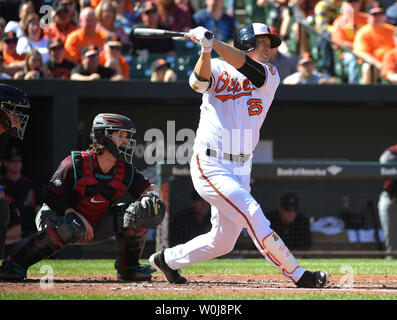 Baltimore Orioles linken Feldspieler Hyun Soo Kim (25) Zugriffe zwei - home run gegen die Arizona Diamondbacks im zweiten Inning an Orioles Park at Camden Yards, Baltimore, Maryland am 25. September 2016. Foto von Kevin Dietsch/UPI Stockfoto