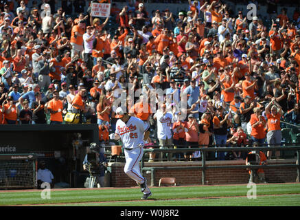 Baltimore Orioles linken Feldspieler Hyun Soo Kim (25) die Grundlagen läuft nach zwei schlagend - home run gegen die Arizona Diamondbacks im zweiten Inning an Orioles Park at Camden Yards, Baltimore, Maryland am 25. September 2016. Foto von Kevin Dietsch/UPI Stockfoto