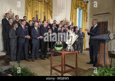 Us-Präsident Barack Obama begrüßt, als Er ehrt Kyle Busch und seinem Team für ihre 2015 NASCAR Sprint Cup Meisterschaft, in Washington, D.C. am 28. September 2016. Foto von Kevin Dietsch/UPI Stockfoto