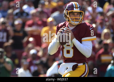 Washington Redskins quarterback Kirk Cousins (8) gegen die Philadelphia Eagles im ersten Quartal bei FedEx Field in Landover, Maryland am 16. Oktober 2016 zu übermitteln. Foto von Kevin Dietsch/UPI Stockfoto