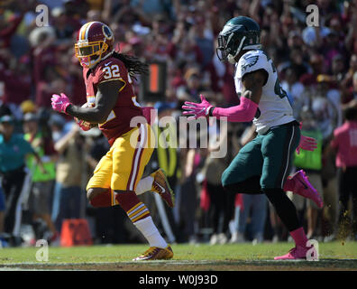 Washington Redskins zurück laufen Rob Kelley (32) Läuft für eine lange Gewinnen gegen die Philadelphia Eagles im zweiten Quartal bei FedEx Field in Landover, Maryland am 16. Oktober 2016. Foto von Kevin Dietsch/UPI Stockfoto