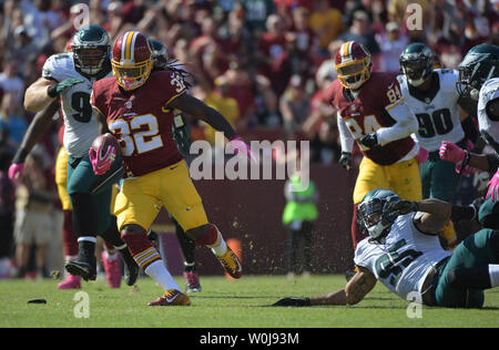 Washington Redskins zurück laufen Rob Kelley (32) Läuft für eine lange Gewinnen gegen die Philadelphia Eagles im zweiten Quartal bei FedEx Field in Landover, Maryland am 16. Oktober 2016. Foto von Kevin Dietsch/UPI Stockfoto