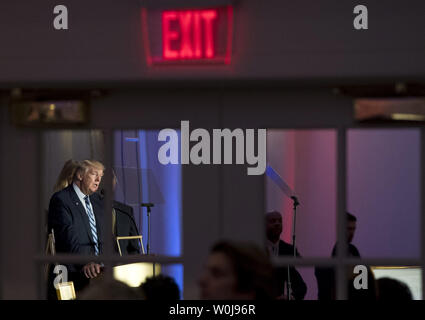 Der republikanische Präsidentschaftskandidat Donald Trump gesehen in einem Spiegel wie er Erläuterungen während der Eröffnungsfeier für das Trump International Hotel in Washington, D.C. am 26. Oktober 2016 liefert. Der Firma Trumpf die Alte Post Gebäude in der Innenstadt von Washington, D.C. zu einem luxuriösen Hotel renoviert und beendete vor Zeitplan und Budget. Foto von Kevin Dietsch/UPI Stockfoto