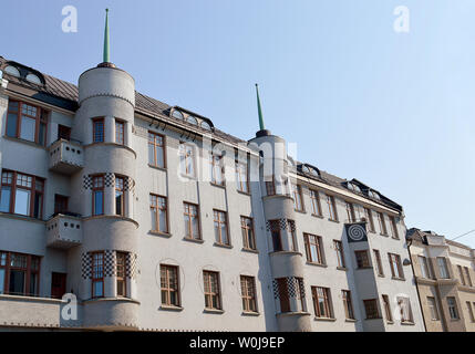 Der stachelwalze Türme der Jugendstil 1907 Kasten bauen auf Korkeavuorenkatu in Kaartinkaupunki, Helsinki, entworfen von Architekt Emil Svensson. Stockfoto