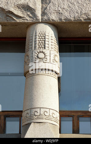 Von einem Stein Jugendstilgebäude von Lars Sonck für die Helsinki Telefon Association 1907, Detail und stehend an Korkeavuorenkatu 35. Stockfoto