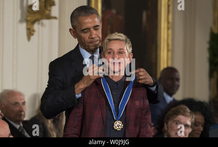 Präsident Barack Obama Auszeichnungen die Presidential Medal of Freedom, Schauspieler Ellen DeGeneres während einer Zeremonie im Osten Zimmer im Weißen Haus in Washington, D.C. am 22. November 2016. Obama ausgezeichnet 21 Medaillen zu unterscheiden Innovatoren, Entertainer Athleten und Philanthropen. Foto von Pat Benic/UPI Stockfoto