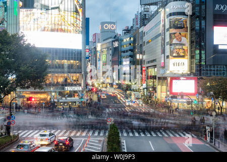 Tokyo, Japan - 08.November 2017: Fußgänger gehen über mit überfüllten Verkehr bei Shibuya Crossing Square Stockfoto