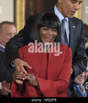 Präsident Barack Obama awards Schauspielerin Cicely Tyson die Presidential Medal of Freedom während einer Zeremonie im Osten Zimmer im Weißen Haus in Washington, D.C. am 22. November 2016. Obama ausgezeichnet 21 Medaillen zu unterscheiden Innovatoren, Entertainer Athleten und Philanthropen. Foto von Pat Benic/UPI Stockfoto