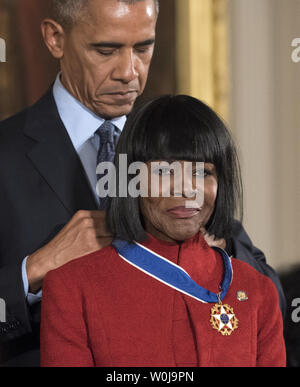 Präsident Barack Obama awards Schauspielerin Cicely Tyson die Presidential Medal of Freedom während einer Zeremonie im Osten Zimmer im Weißen Haus in Washington, D.C. am 22. November 2016. Obama ausgezeichnet 21 Medaillen zu unterscheiden Innovatoren, Entertainer Athleten und Philanthropen. Foto von Pat Benic/UPI Stockfoto