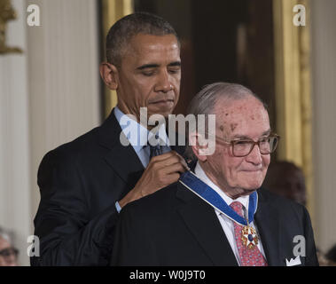 Präsident Barack Obama Auszeichnungen Rechtsanwalt Newt Minow die Presidential Medal of Freedom während einer Zeremonie im Osten Zimmer im Weißen Haus in Washington, D.C. am 22. November 2016. Obama ausgezeichnet 21 Medaillen zu unterscheiden Innovatoren, Entertainer Athleten und Philanthropen. Foto von Pat Benic/UPI Stockfoto