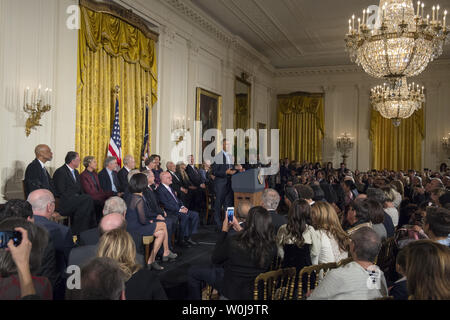 Präsident Barack Obama macht einen Kommentar zu jeder der Empfänger vor der Vergabe der Präsidentenmedaille der Freiheit während einer Zeremonie im Osten Zimmer im Weißen Haus in Washington, D.C. am 22. November 2016. Obama ausgezeichnet 21 Medaillen zu unterscheiden Innovatoren, Entertainer Athleten und Philanthropen. Foto von Pat Benic/UPI Stockfoto