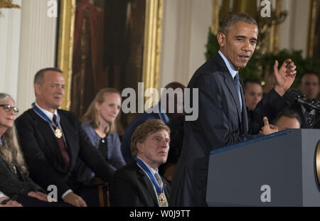 Präsident Barack Obama macht einen persönlichen Kommentar nach der Vergabe der Präsidentenmedaille der Freiheit während einer Zeremonie im Osten Zimmer im Weißen Haus in Washington, D.C. am 22. November 2016. Obama ausgezeichnet 21 Medaillen zu unterscheiden Innovatoren, Entertainer Athleten und Philanthropen. Foto von Pat Benic/UPI Stockfoto