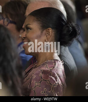 First Lady Michelle Obama lächelt als Präsident Barack Obama eine persönliche Bemerkung über die Empfänger nach Vergabe der Präsidentenmedaille der Freiheit während einer Zeremonie im Osten Zimmer im Weißen Haus in Washington, D.C. am 22. November 2016. Obama ausgezeichnet 21 Medaillen zu unterscheiden Innovatoren, Entertainer Athleten und Philanthropen. Foto von Pat Benic/UPI Stockfoto