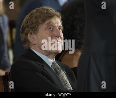 Robert Redford Lächeln als Präsident Barack Obama (R) Kommentar zu jeder der Empfänger vor der Vergabe der Präsidentenmedaille der Freiheit während einer Zeremonie im Osten Zimmer im Weißen Haus in Washington, D.C. am 22. November 2016. Obama ausgezeichnet 21 Medaillen zu unterscheiden Innovatoren, Entertainer Athleten und Philanthropen. Foto von Pat Benic/UPI Stockfoto