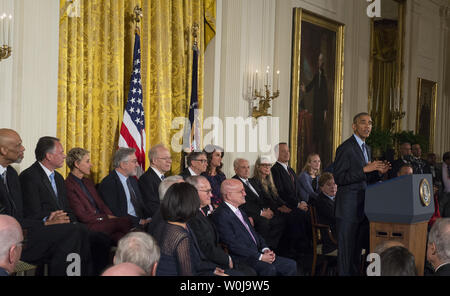 Präsident Barack Obama macht einen Kommentar zu jeder der Empfänger vor der Vergabe der Präsidentenmedaille der Freiheit während einer Zeremonie im Osten Zimmer im Weißen Haus in Washington, D.C. am 22. November 2016. Obama ausgezeichnet 21 Medaillen zu unterscheiden Innovatoren, Entertainer Athleten und Philanthropen. Foto von Pat Benic/UPI Stockfoto