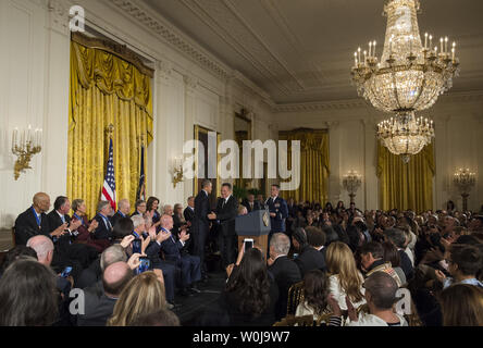 Präsident Barack Obama schüttelt Hand mit Bruce Springsteen vor der Verleihung Präsidentenmedaille der Freiheit während einer Zeremonie im Osten Zimmer im Weißen Haus in Washington, D.C. am 22. November 2016. Obama ausgezeichnet 21 Medaillen zu unterscheiden Innovatoren, Entertainer Athleten und Philanthropen. Foto von Pat Benic/UPI Stockfoto