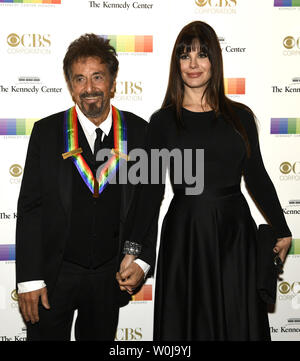 2016 Kennedy Center Honoree und Oscar-Tony-und Emmy-winning Schauspieler Al Pacino grüßt Fotografen mit seiner Freundin Lucila Sola, als sie auf dem roten Teppich für einen Abend der Gala Unterhaltung im Kennedy Center, Dezember 4, 2016, in Washington, DC. Die Ehrungen werden jährlich auf fünf Künstler für ihr Lebenswerk in der Kunst und Kultur verliehen. Foto von Mike Theiler/UPI Stockfoto