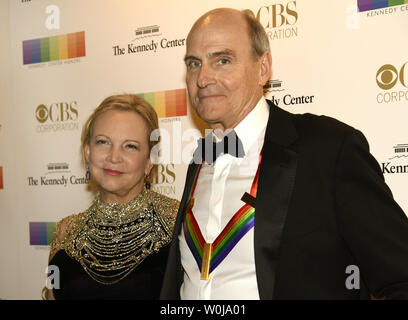 2016 Kennedy Center honoree Singer/Songwriter James Taylor und seine Frau Caroline 'Kim' Smedvig Fotografen begrüßen, als sie auf dem roten Teppich für einen Abend der Gala Unterhaltung im Kennedy Center, Dezember 4, 2016, in Washington, DC. Die Ehrungen werden jährlich auf fünf Künstler für ihr Lebenswerk in der Kunst und Kultur verliehen. Foto von Mike Theiler/UPI Stockfoto