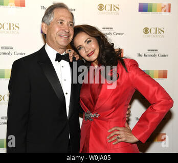 Schauspielerin und Schönheit Pageant Sieger Lynda Carter umfasst Ihr Ehemann Robert A. Altman, wie sie für die 2016 Kennedy Center Honors Gala im Kennedy Center, Dezember 4, 2016, in Washington, DC. Die Ehrungen werden jährlich auf fünf Künstler für ihr Lebenswerk in der Kunst und Kultur verliehen. Foto von Mike Theiler/UPI Stockfoto