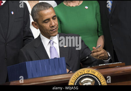 Präsident Barack Obama unterzeichnet das 21. Jahrhundert Kuren wirken als er durch Gesetzgeber und Unterstützer während einer Zeremonie in das Eisenhower Executive Office Building in Washington, D.C. am 13. Dezember 2016 verbunden ist. Diese Rechnung wird neue Investitionen das Heroin und Verordnung opioid Epidemie zu Adresse, Entdeckungen in der Krebsforschung beschleunigen als Teil der Krebs Moonshot, Erweitern der Verwaltung, Gehirn und Präzision Medizin Initiativen, und wichtige Schritte unternehmen, um die psychische Gesundheit und Arzneimittelentwicklung der Food and Drug Administration zu verbessern. Foto von Kevin Dietsch/UPI Stockfoto