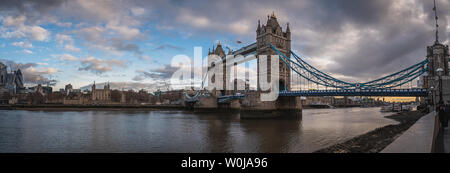 LONDON, ENGLAND, 10. Dezember 2018: die Tower Bridge in London, Großbritannien. Sunrise mit schönen Wolken. Panoramablick mit Weißen Turm und Bullet wie Stockfoto