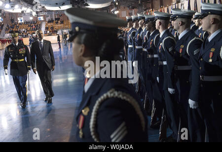 Präsident Barack Obama wird durch Armee Oberst Jason T Garkey begleitet, als er die Streitkräfte Ehrengarde während seiner Streitkräfte die volle Ehre Review Abschiedszeremonie Joint Base Myers-Henderson Hall, in Virginia prüft am 4. Januar 2017. Die fünf Klammern des Militärs Präsident und Vizepräsident für ihre Arbeit geehrt, während Sie Ihre letzte Amtszeit abschließen. Foto von Kevin Dietsch/UPI Stockfoto