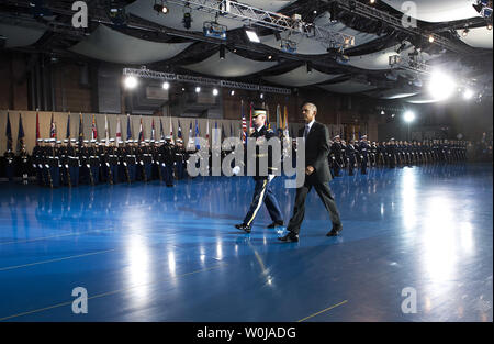 Präsident Barack Obama wird durch Armee Oberst Jason T Garkey begleitet, als er die Streitkräfte Ehrengarde während seiner Streitkräfte die volle Ehre Review Abschiedszeremonie Joint Base Myers-Henderson Hall, in Virginia prüft am 4. Januar 2017. Die fünf Klammern des Militärs Präsident und Vizepräsident für ihre Arbeit geehrt, während Sie Ihre letzte Amtszeit abschließen. Foto von Kevin Dietsch/UPI Stockfoto