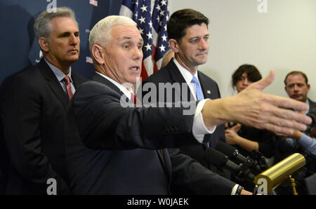 Vice President-elect Mike Pence antwortet auf eine Frage zum OBAMACARE als House Speaker Paul Ryan (R-WI), (R) und die meisten Führer Kevin McCarthy (R-CA) hören während einer Pressekonferenz nach einem Treffen mit der republikanischen Führung in der U.S. Capitol, Januar 4, 2017, in Washington, DC. Strategie und Taktik wurden auf verschiedenen Rechtsvorschriften, einschließlich Obamacare diskutiert, als die 115 Kongress in Gang kommt. Foto von Mike Theiler/UPI Stockfoto